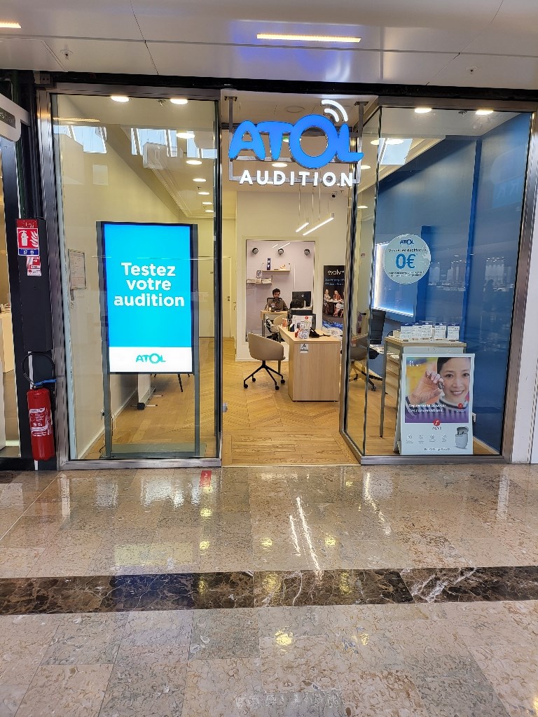 vitrine de magasin optique avec des couleur contrasté