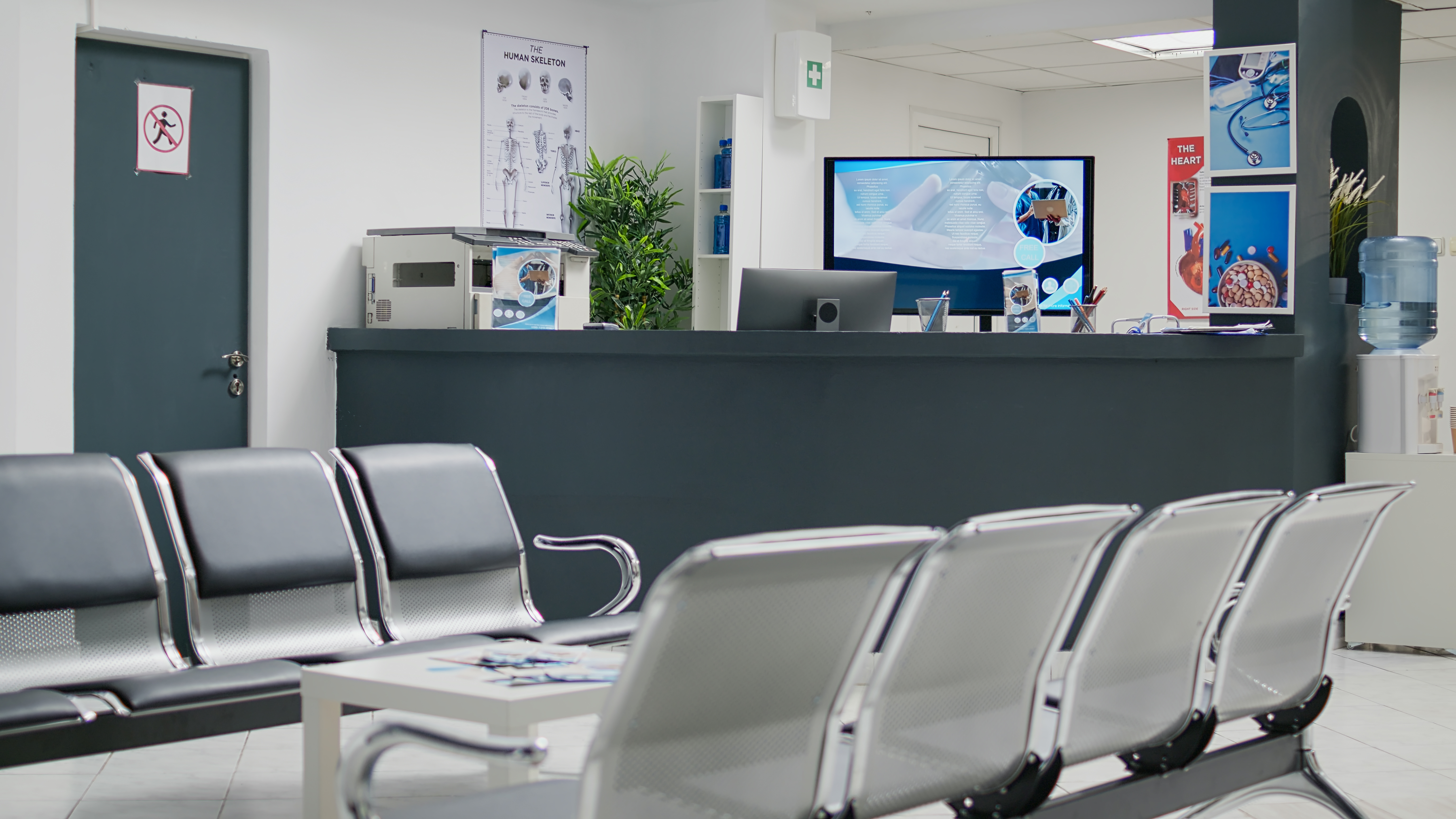 salle d'attente hôpital avec écran d'affiche dynamique