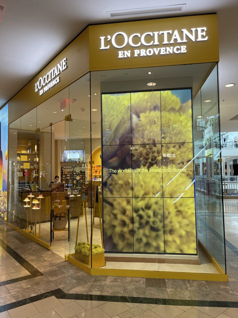 Mur d'écran en vitrine de magasin l'occitane