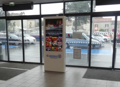 Écran totem à l'entrée d'un supermarché