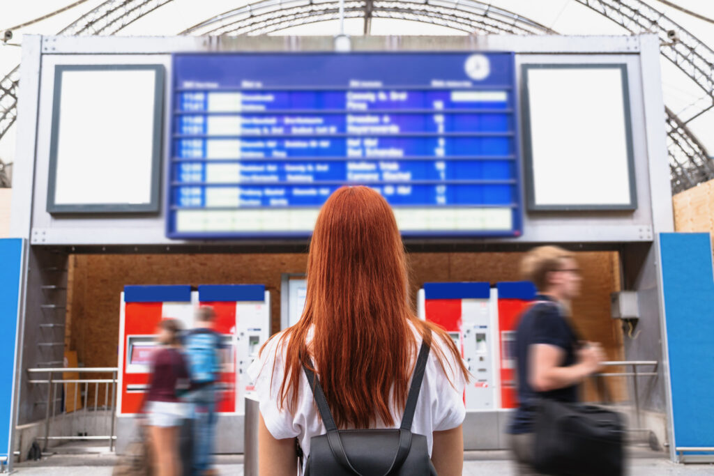 écran affichage dynamique avec les horaires des transports ferroviaire et vol d'avion en temps réél