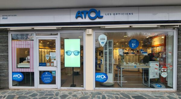 Ecran d'affichage dynamique dans vitrine d'un opticien