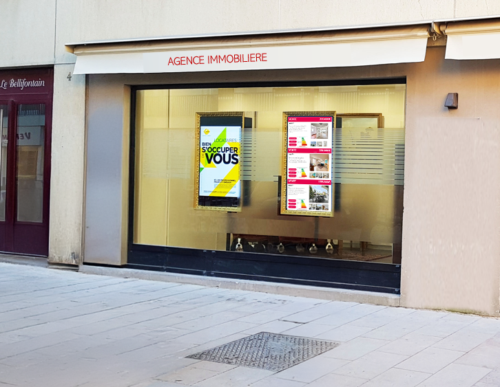 Vitrine agence immobilière avec écrans