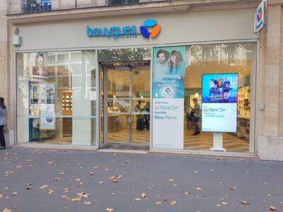 Ecran dans vitrine bouygues telecom