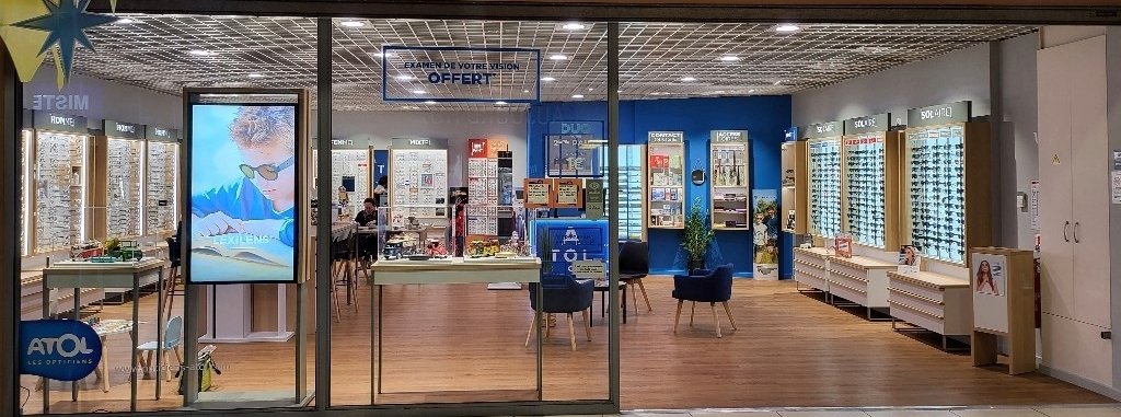 Vitrine_magasin_opticien_avec_écran_affichage_dynamique